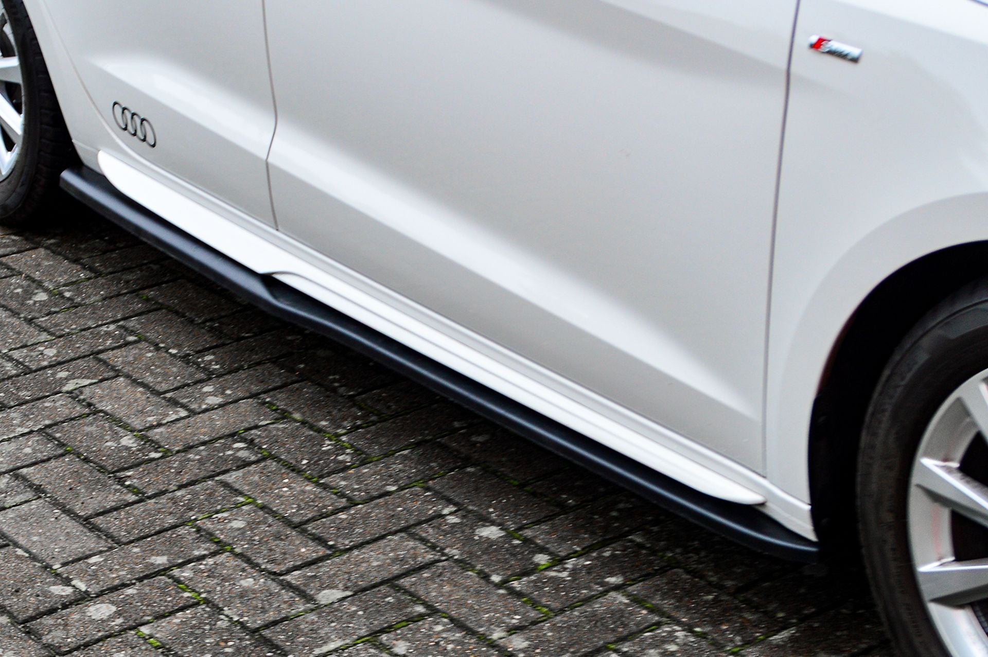 CUP Seitenschwellersatz mit Wing Audi A1 (GB) ab Bj.2018- Schwarz Matt