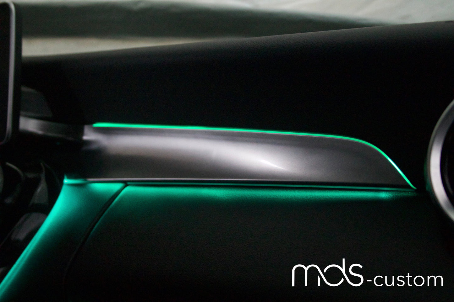 Mercedes W205 Beifahrerleiste mit Ambientebeleuchtung – Nachrüstsatz für Mercedes C-Klasse