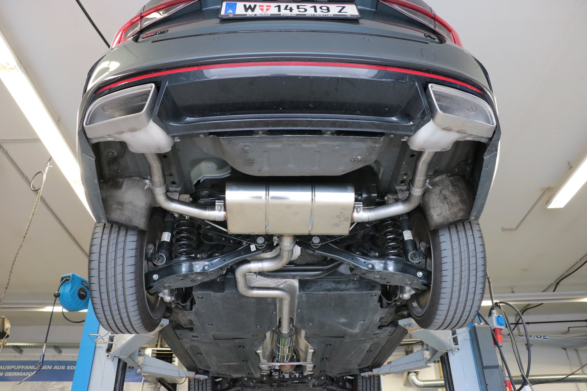 Skoda Octavia NX RS iV Endschalldämpfer Ausgang rechts/links - Austritt in den originalen Endrohren (Abdeckung und Deckel ...