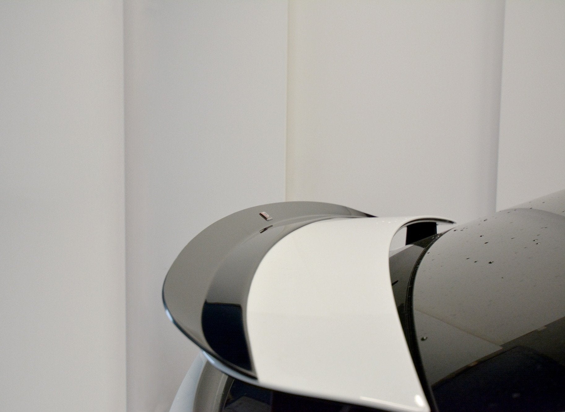 Spoiler CAP V.2 für TESLA MODEL X schwarz Hochglanz