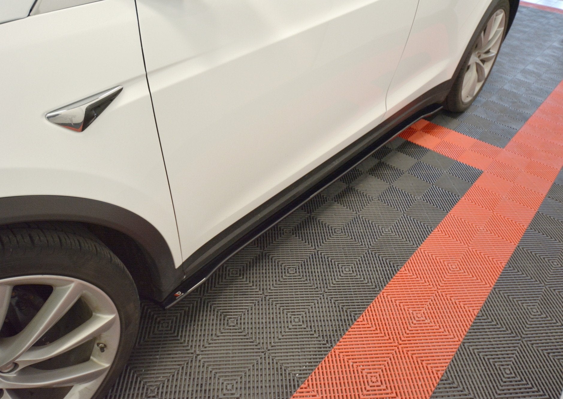 Seitenschweller Ansatz für V.2 für TESLA MODEL X Carbon Look