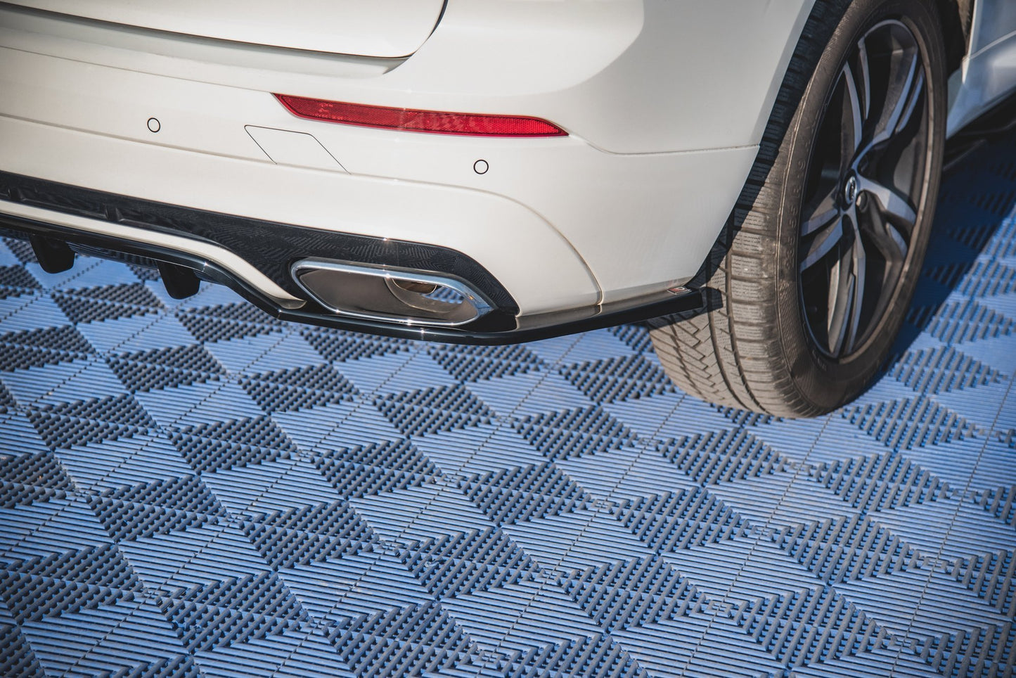Mittlerer Diffusor Heck Ansatz DTM Look für Volvo XC60 Mk2 R-Design Carbon Look