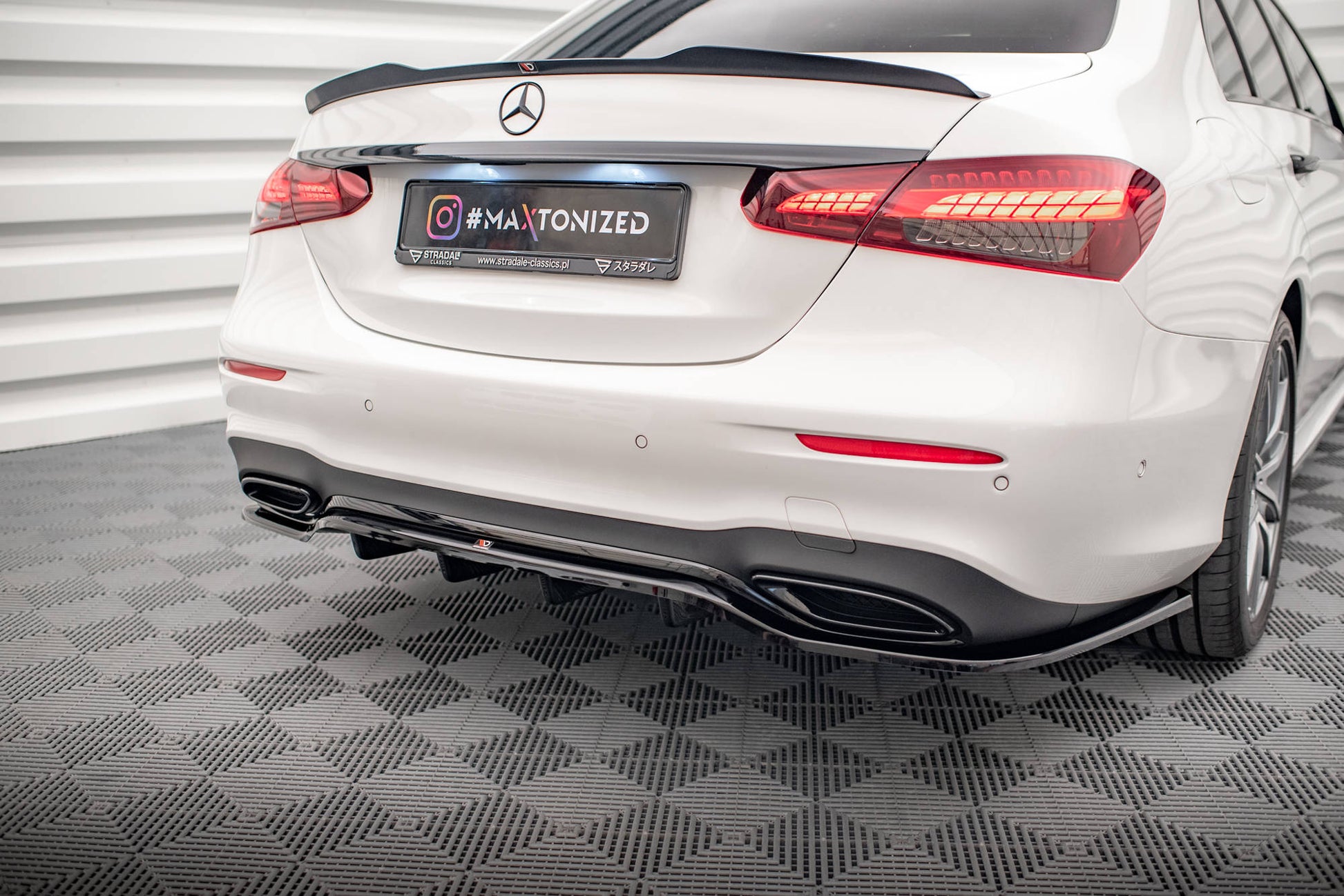 Mittlerer Diffusor Heck Ansatz DTM Look für Mercedes-Benz E AMG-Line W213 Facelift schwarz Hochglanz