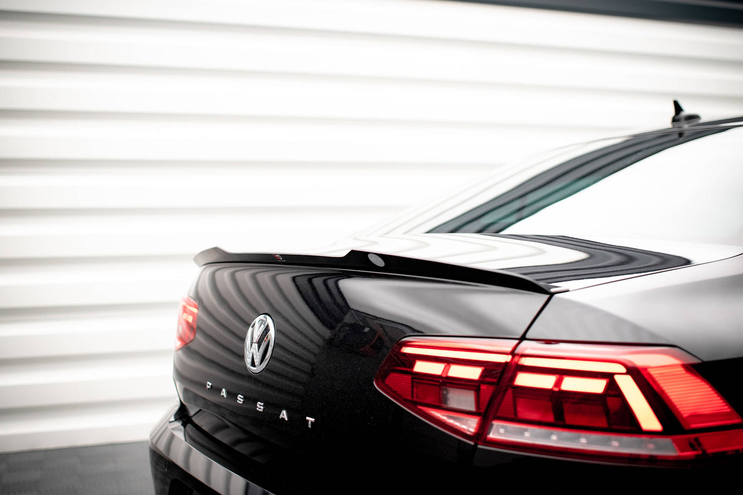 Spoiler CAP für Volkswagen Passat Limousine B8 Facelift schwarz matt