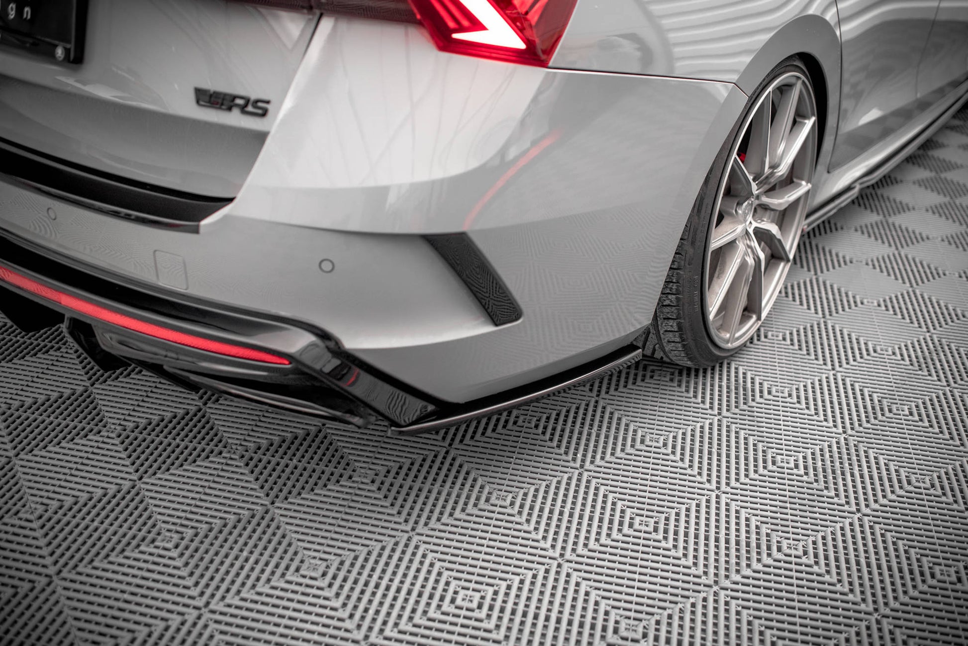 Heck Ansatz Flaps Diffusor V.4 für Skoda Octavia RS Mk4 Carbon Look