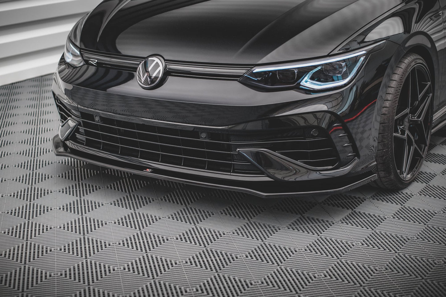 Front Ansatz V.3 für Volkswagen Golf R Mk8 schwarz matt
