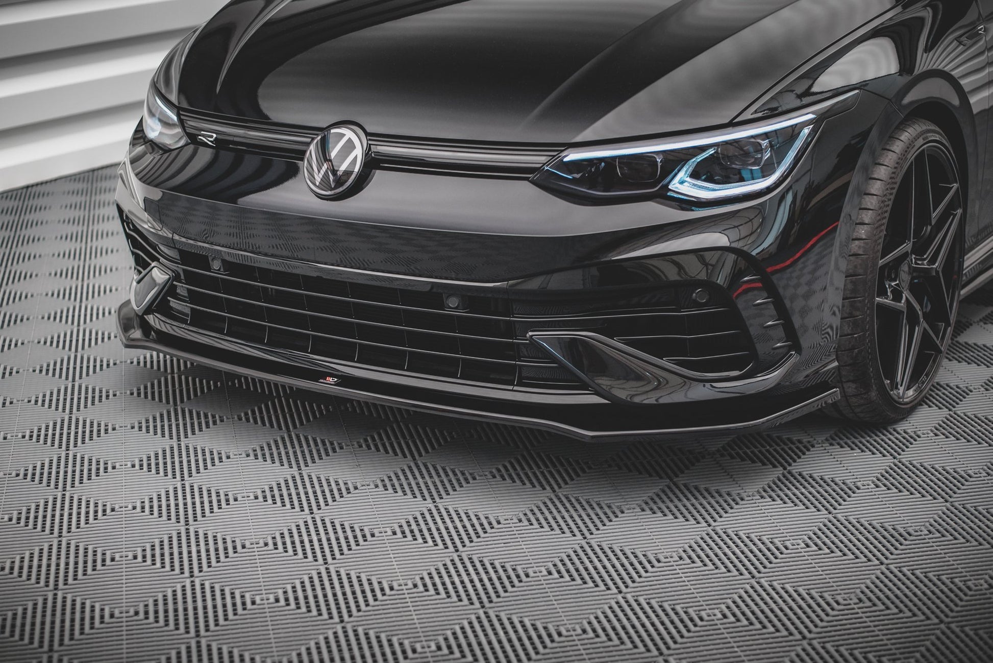 Front Ansatz V.3 für Volkswagen Golf R Mk8 schwarz matt