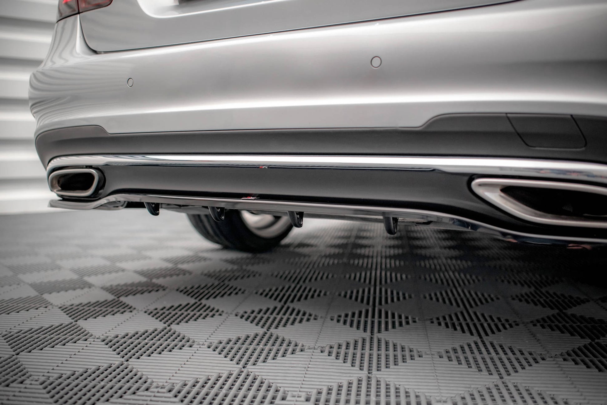 Mittlerer Diffusor Heck Ansatz DTM Look für Mercedes-Benz E AMG-Line Limousine W212 Facelift Carbon Look