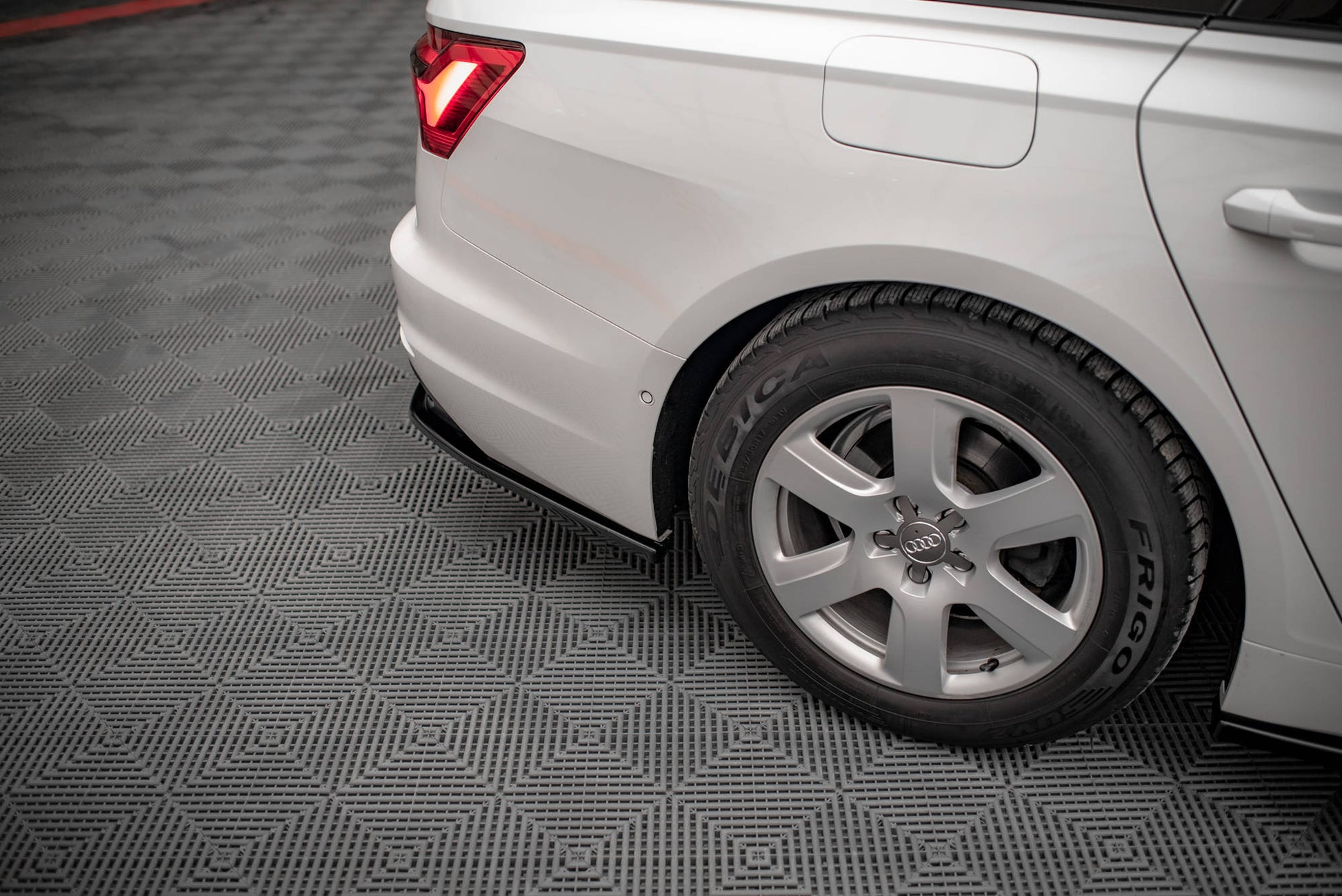 Mittlerer Diffusor Heck Ansatz für Audi A6 C8 schwarz matt