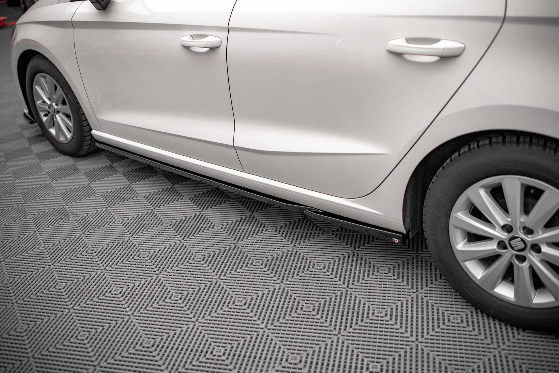 Seitenschweller Ansatz für V.2 für Seat Ibiza FR/ Standard Mk5 schwarz Hochglanz