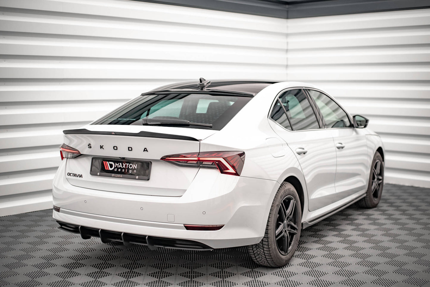 Spoiler CAP für Skoda Octavia Liftback Mk4 schwarz Hochglanz