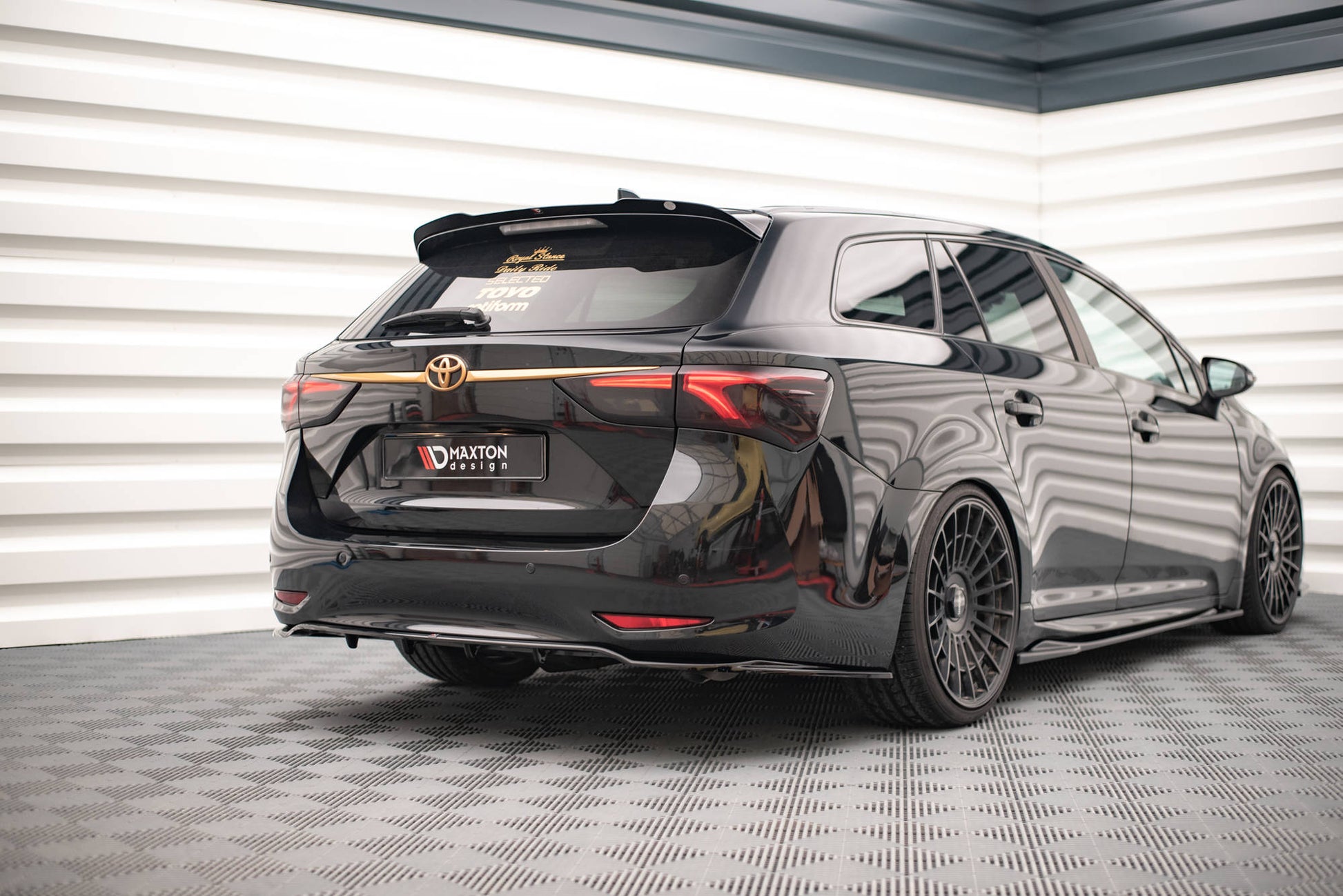 Spoiler CAP für Toyota Avensis Mk3 Facelift Wagon Carbon Look