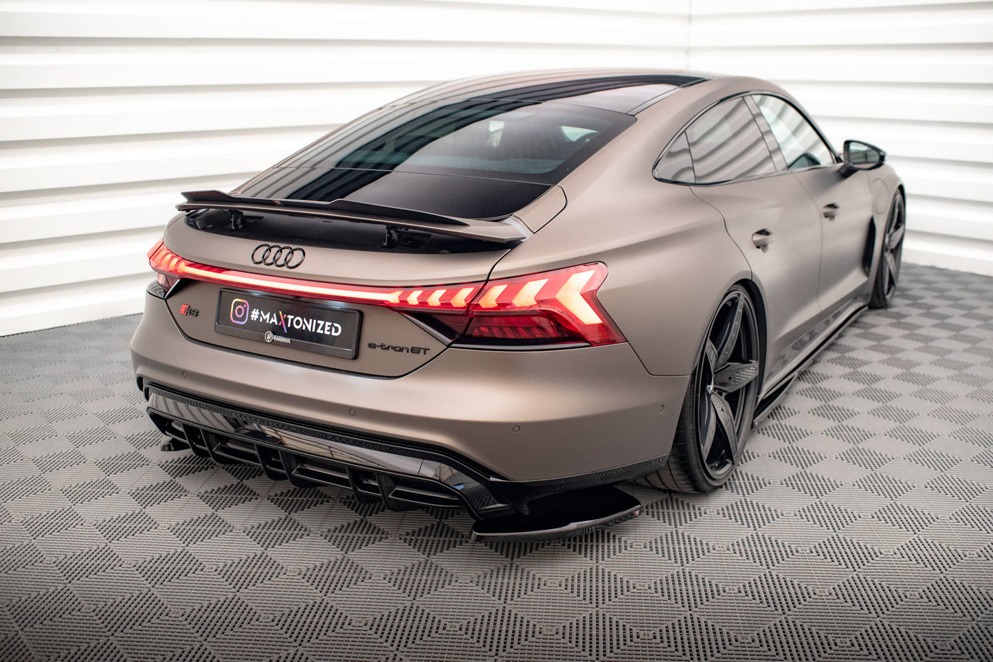 Heck Ansatz Flaps Diffusor V.1 für Audi e-Tron GT / RS GT Mk1 schwarz Hochglanz