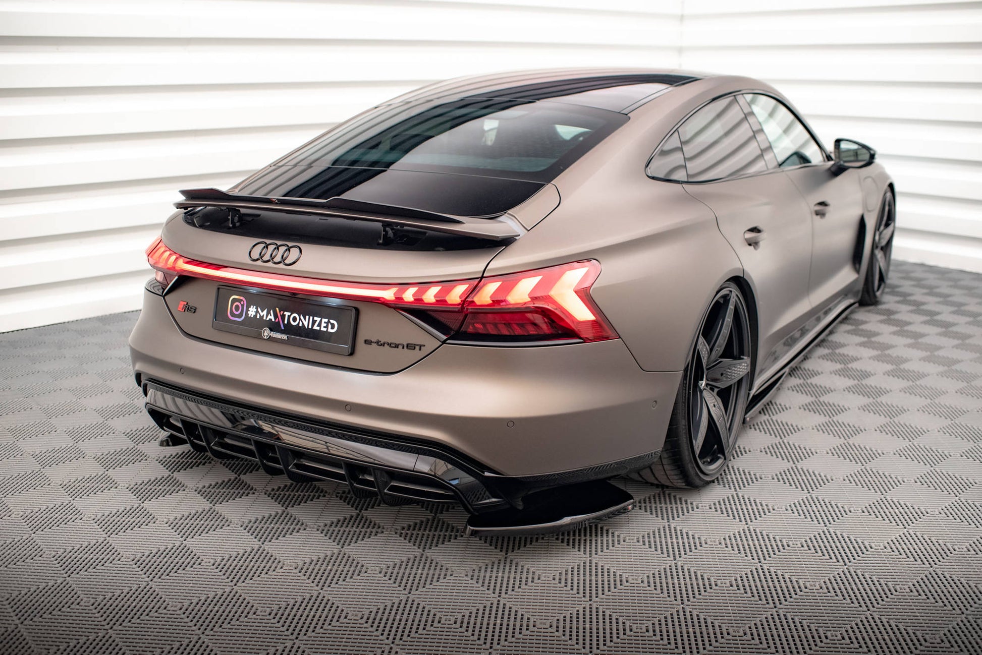 Heck Ansatz Flaps Diffusor V.1 für Audi e-Tron GT / RS GT Mk1 schwarz Hochglanz