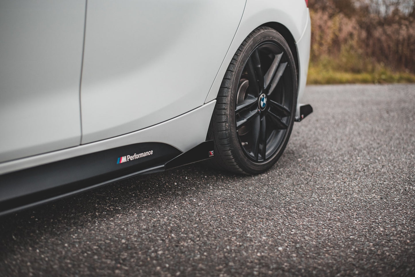 Robuste Racing Seitenschweller Ansatz für für V.2 + Flaps BMW 1er F20 M135i / M140i / M-Paket schwarz Hochglanz