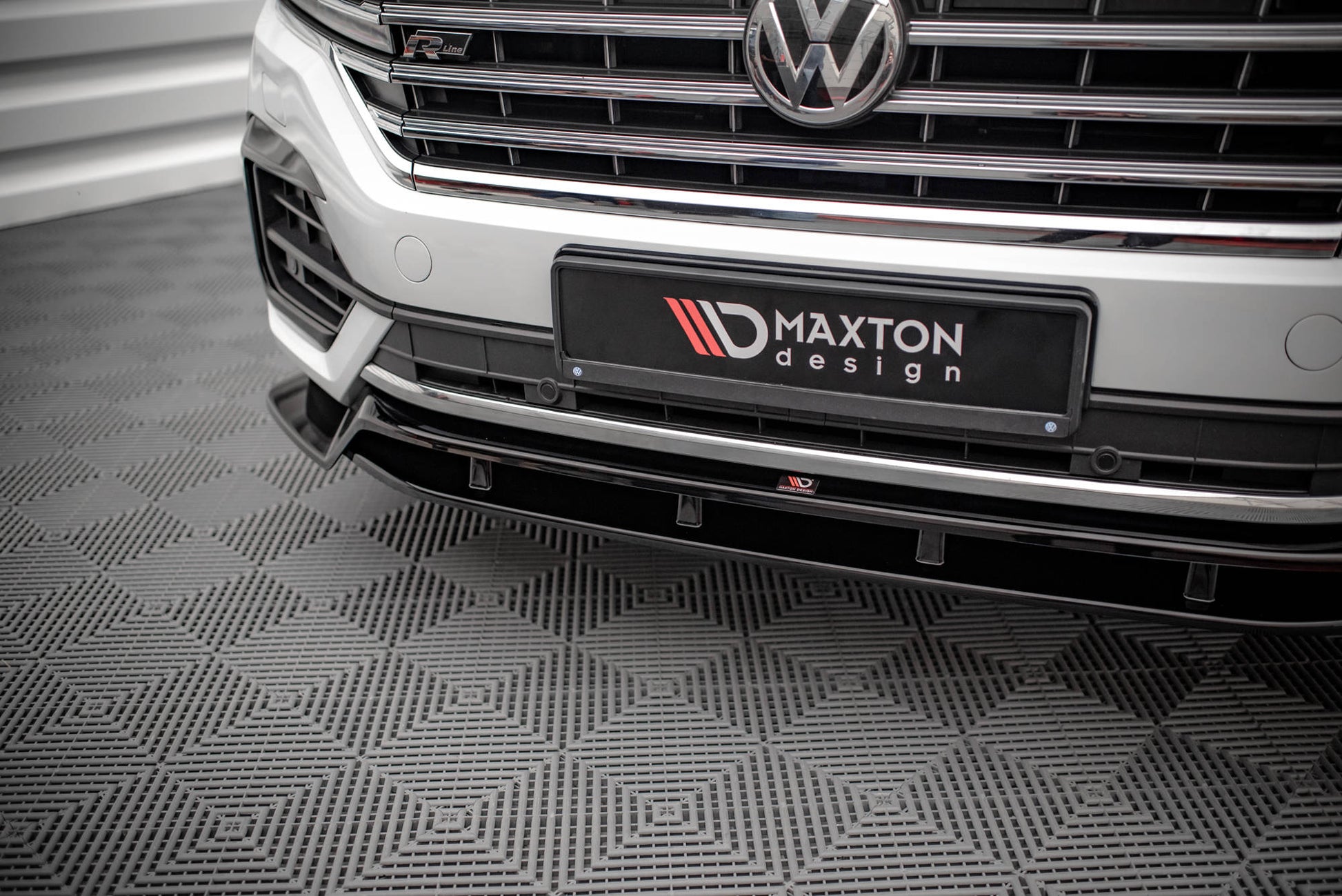 Front Ansatz für Volkswagen Touareg R-Line Mk3 schwarz Hochglanz
