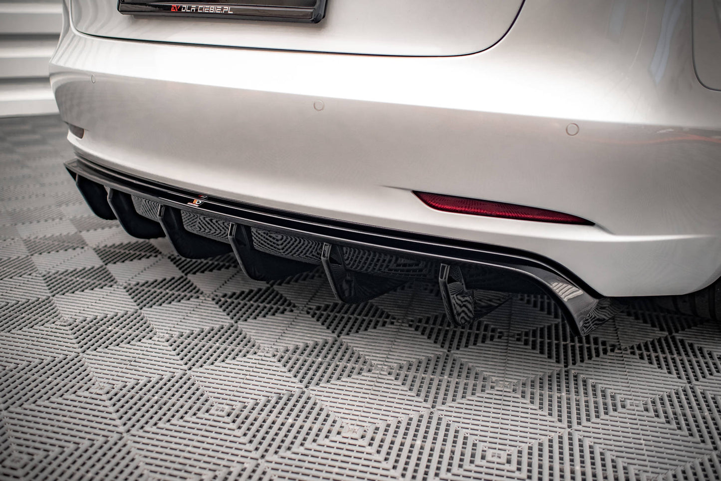 Diffusor Heck Ansatz V.2 für Tesla Model 3 schwarz Hochglanz