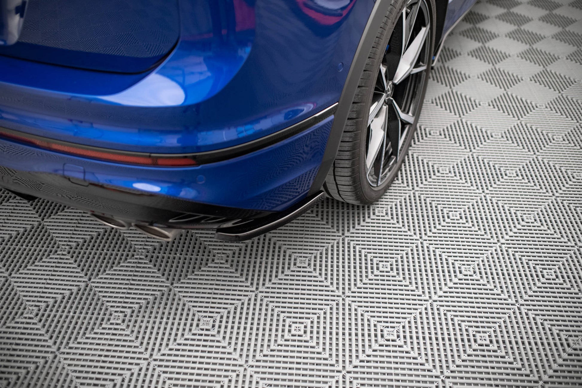 Heck Ansatz Flaps Diffusor für Volkswagen Tiguan R Mk2 Facelift schwarz matt