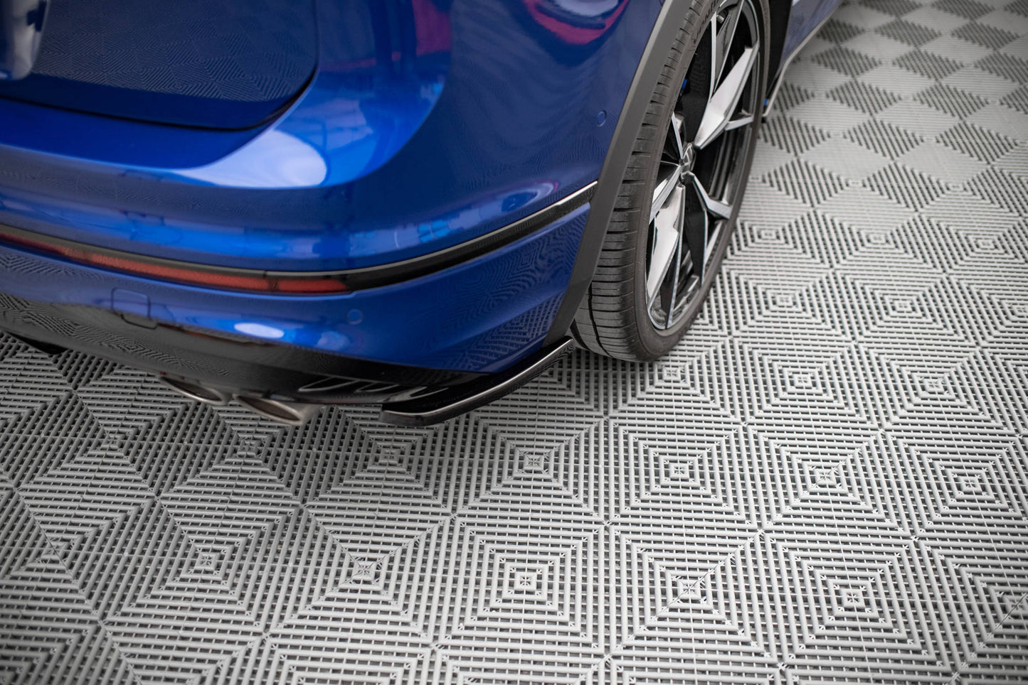 Heck Ansatz Flaps Diffusor für Volkswagen Tiguan R Mk2 Facelift schwarz Hochglanz
