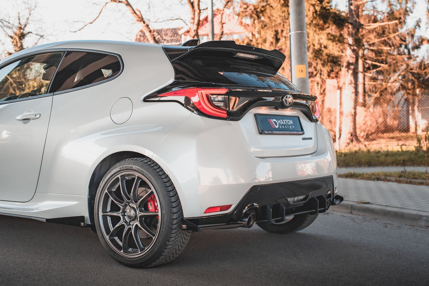 Robuste Racing Heck Ansatz Flaps Diffusor +Flaps für Toyota GR Yaris Mk4 schwarz Hochglanz