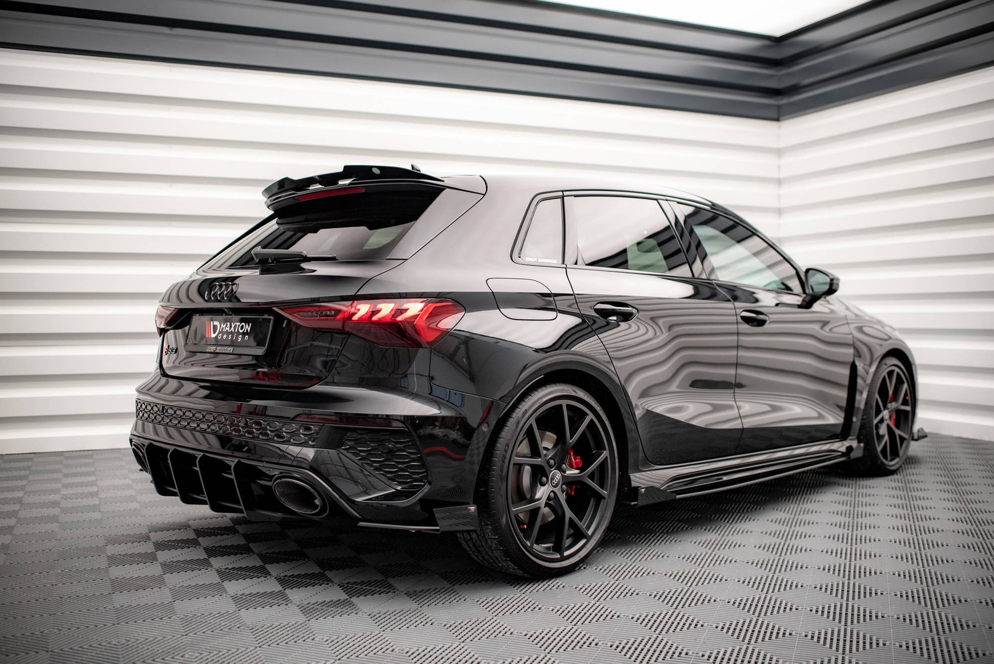 Hintere Seiten Flaps für Audi RS3 Sportback 8Y schwarz Hochglanz