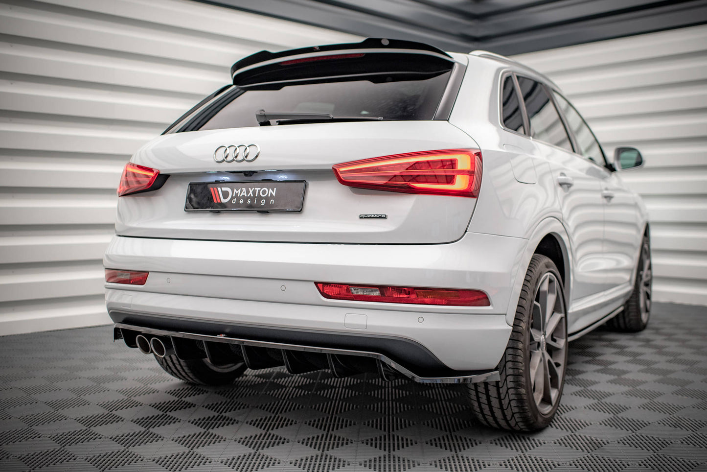 Mittlerer Diffusor Heck Ansatz DTM Look für Audi Q3 8U Facelift Carbon Look