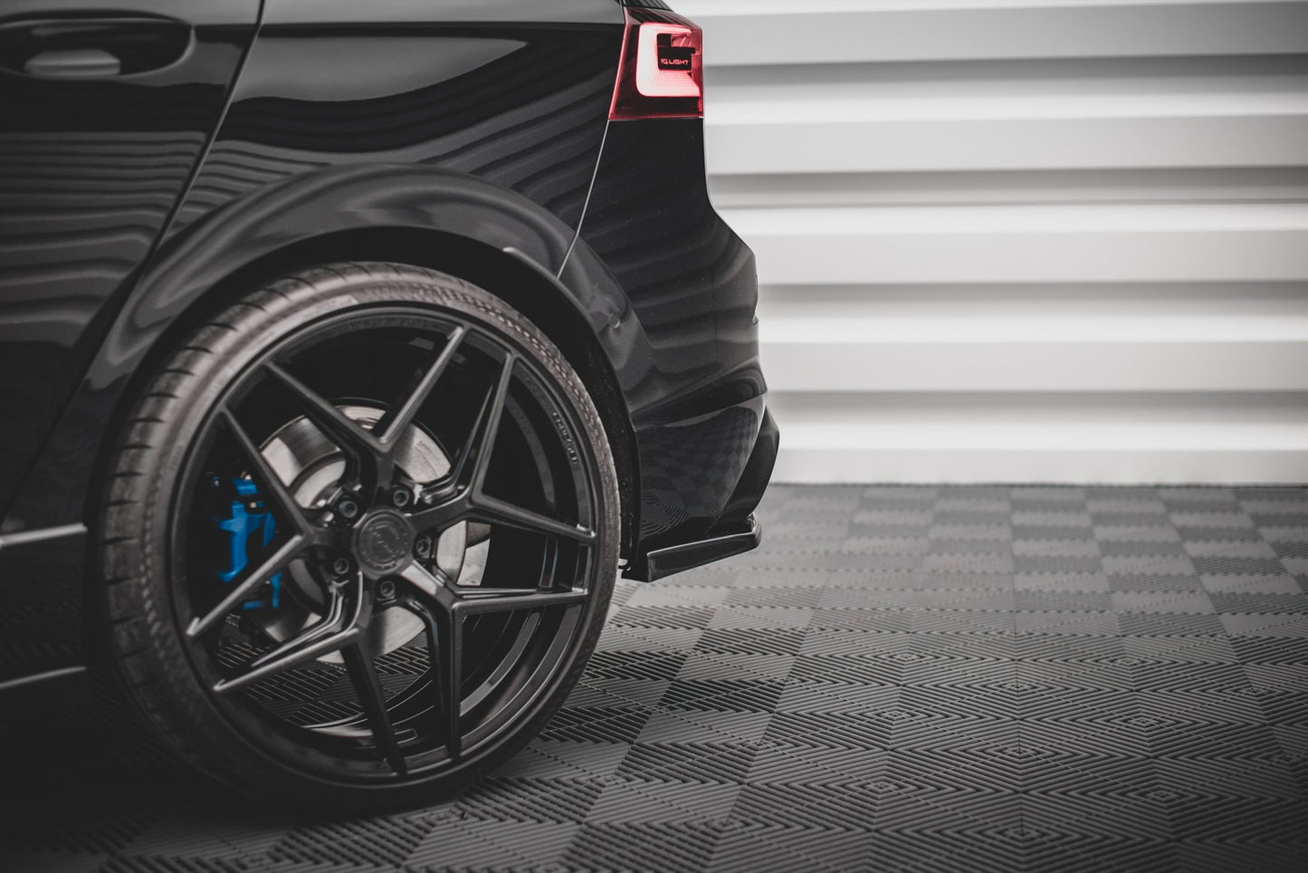 Heck Ansatz Flaps Diffusor V.2 für Volkswagen Golf R Mk8 schwarz Hochglanz