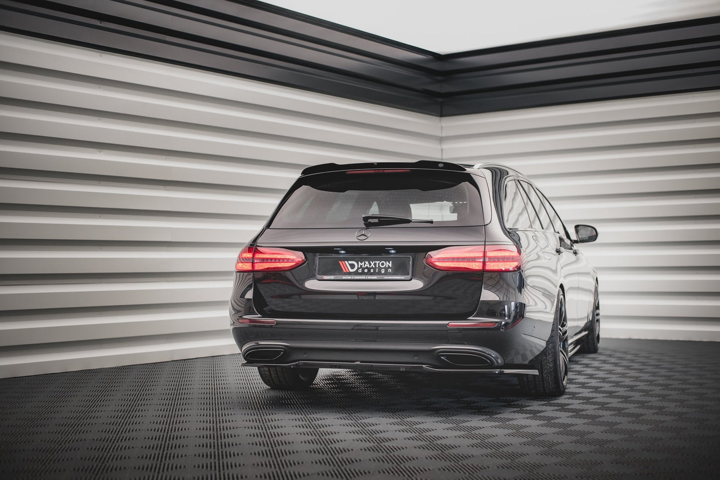 Mittlerer Diffusor Heck Ansatz für Mercedes-Benz E W213 schwarz Hochglanz