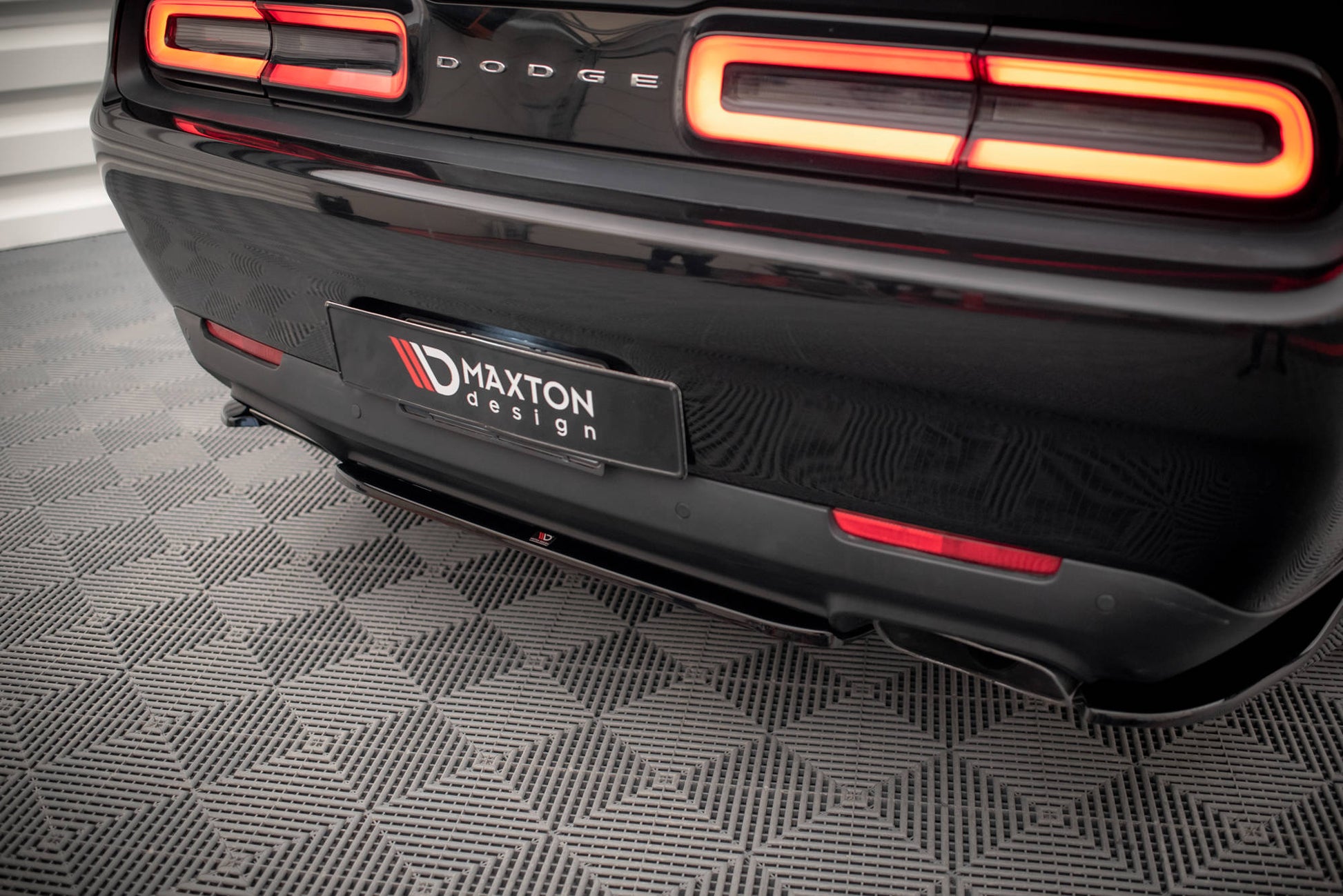 Mittlerer Diffusor Heck Ansatz für Dodge Challenger RT Mk3 Facelift schwarz Hochglanz