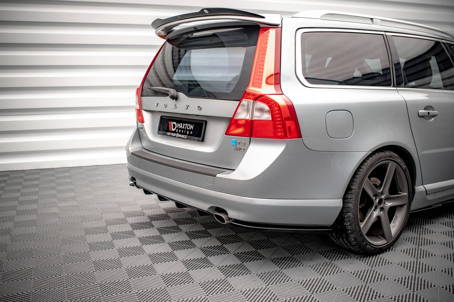 Diffusor Heck Ansatz für Volvo V70 Mk3 schwarz Hochglanz