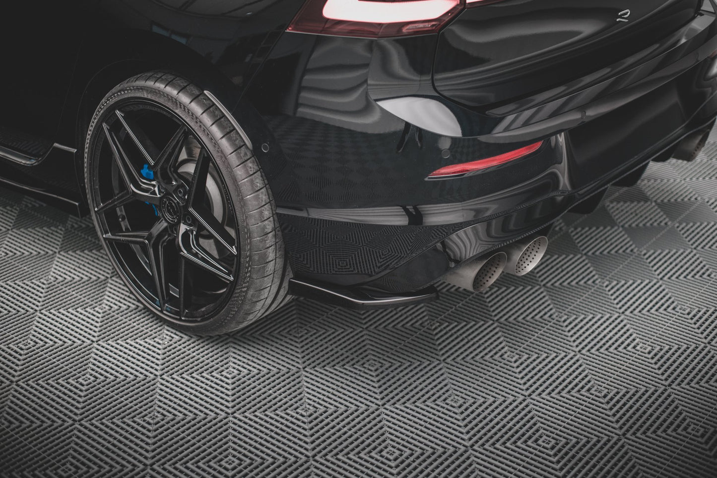 Heck Ansatz Flaps Diffusor V.2 für Volkswagen Golf R Mk8 schwarz Hochglanz