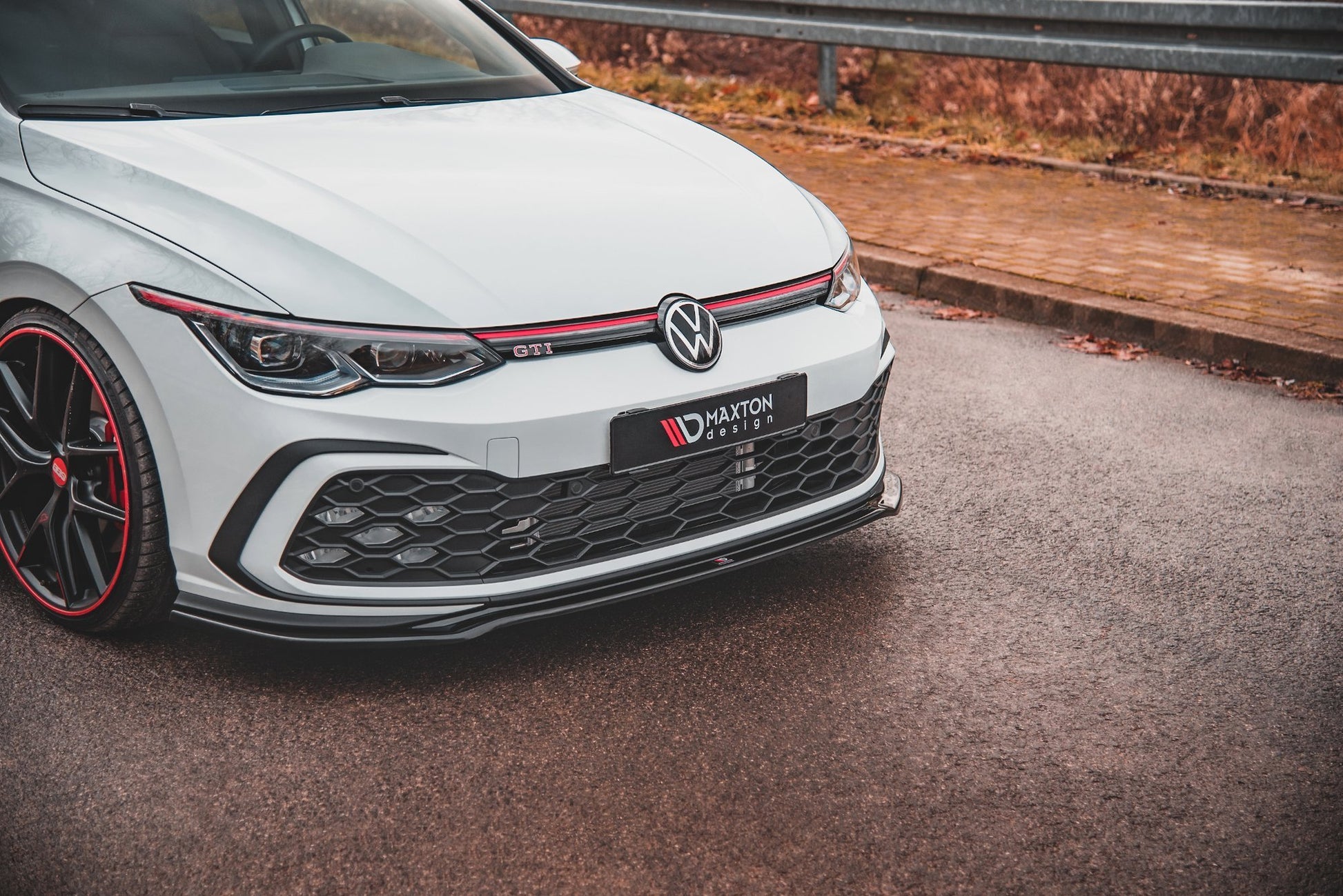 Front Ansatz V.4 für Volkswagen Golf 8 GTI schwarz Hochglanz