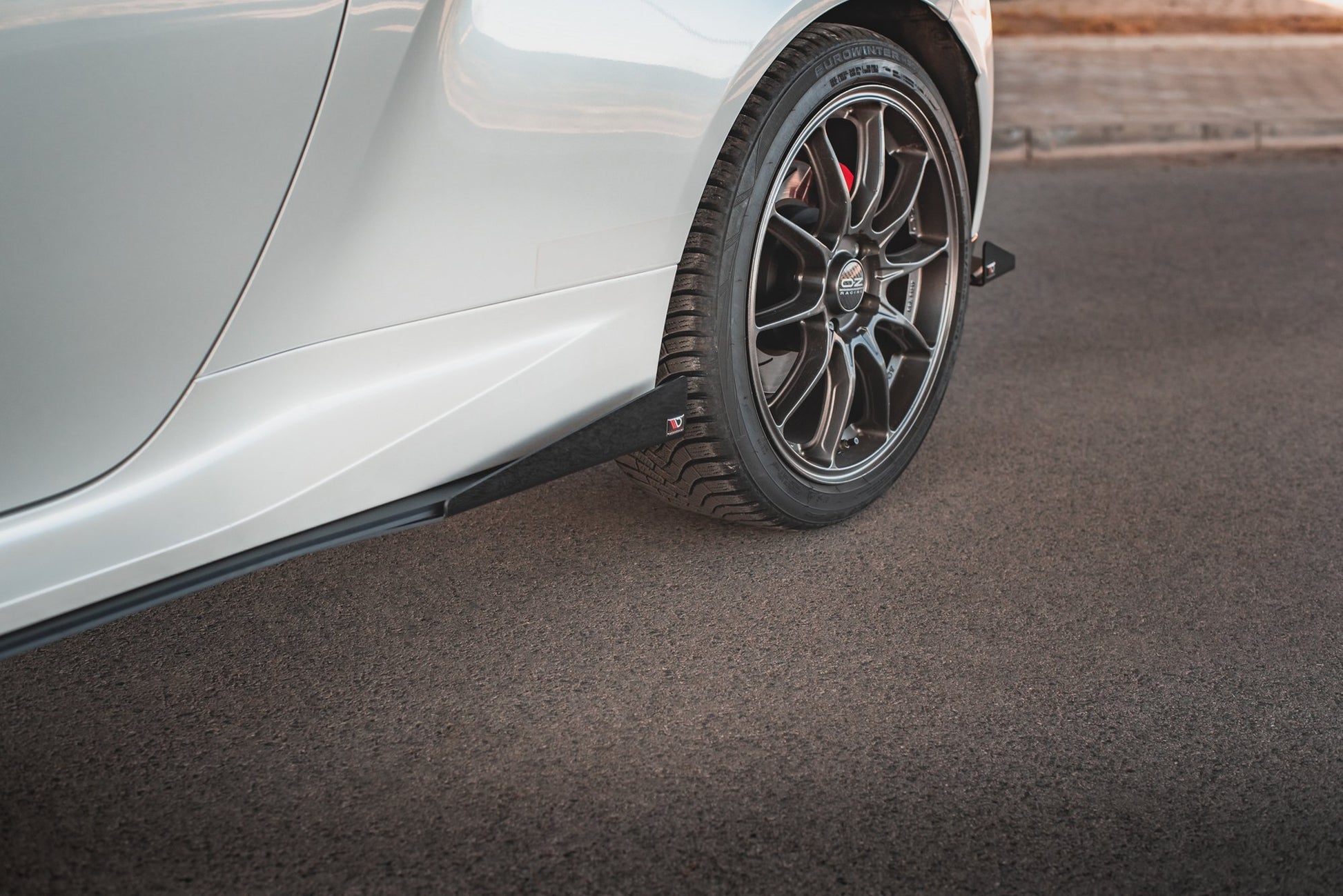 Robuste Racing Seitenschweller Ansatz für für + Flaps Toyota GR Yaris Mk4  schwarz Hochglanz