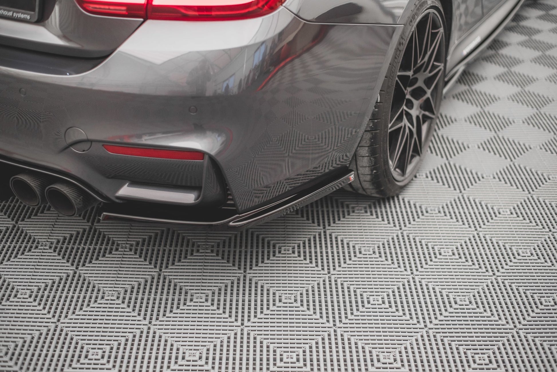 Heck Ansatz Flaps Diffusor V.1 für BMW M4 F82 schwarz Hochglanz