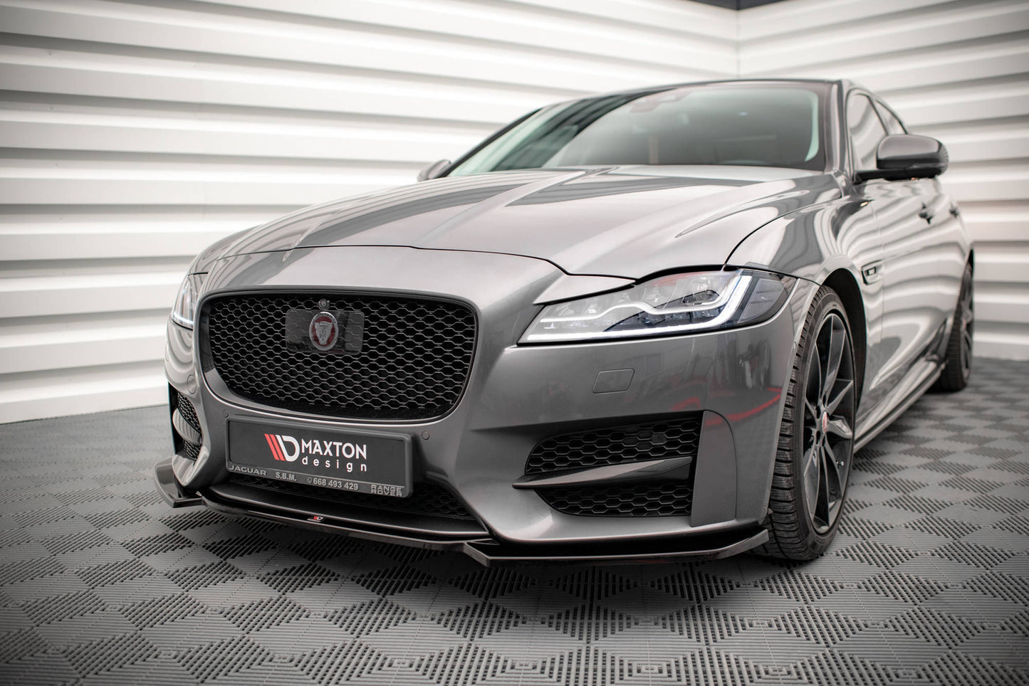 Front Ansatz V.1 für Jaguar XF R-Sport Mk2 schwarz Hochglanz