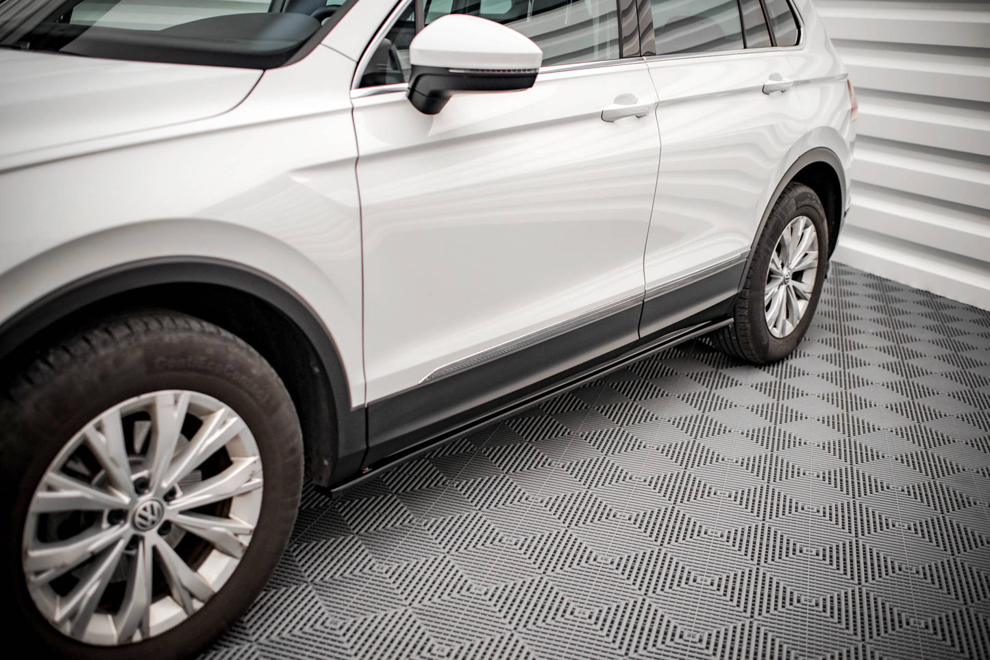 Seitenschweller Ansatz für Volkswagen Tiguan Mk2 schwarz Hochglanz