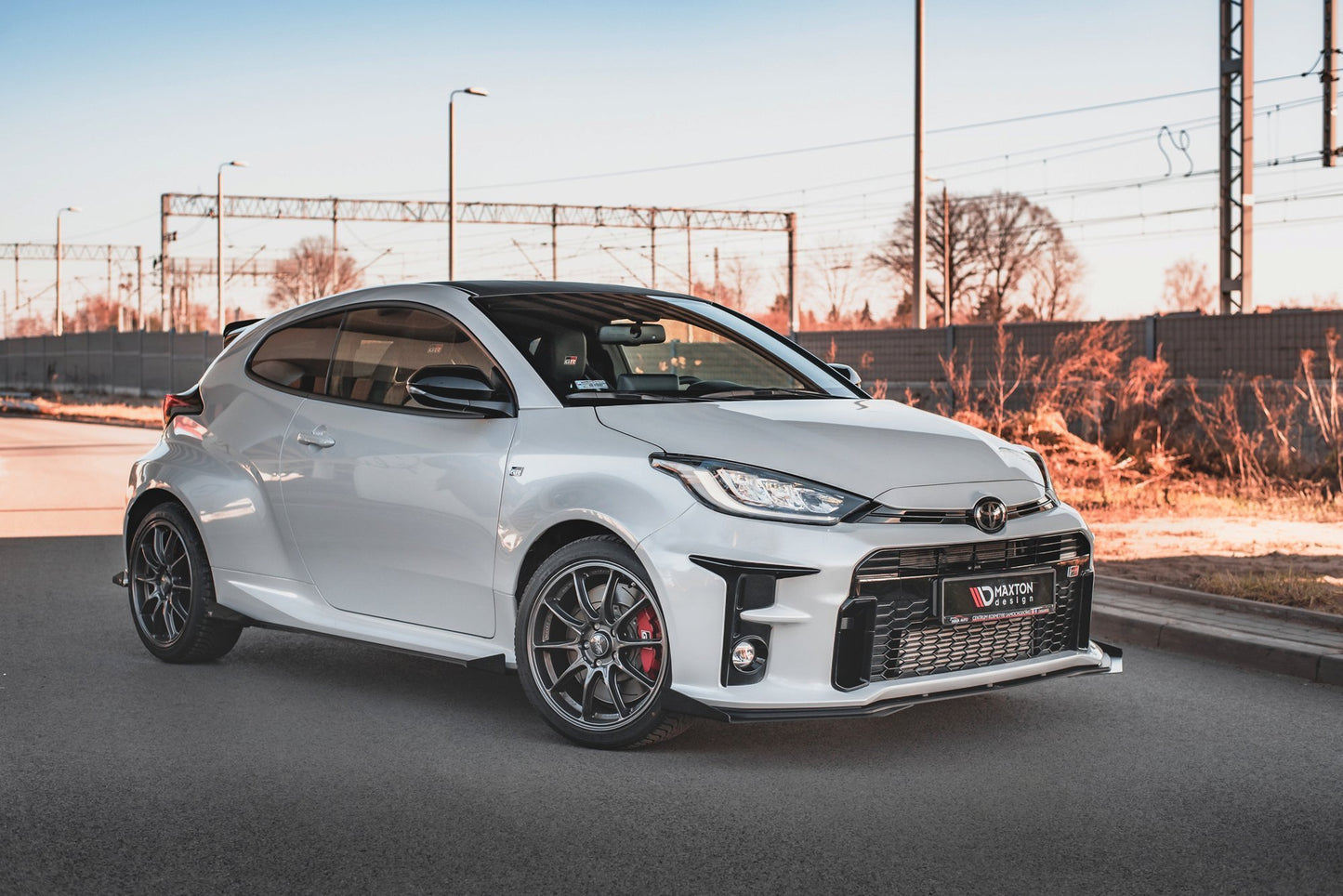 Robuste Racing Front Ansatz für passend +Flaps für Toyota GR Yaris Mk4 schwarz Hochglanz