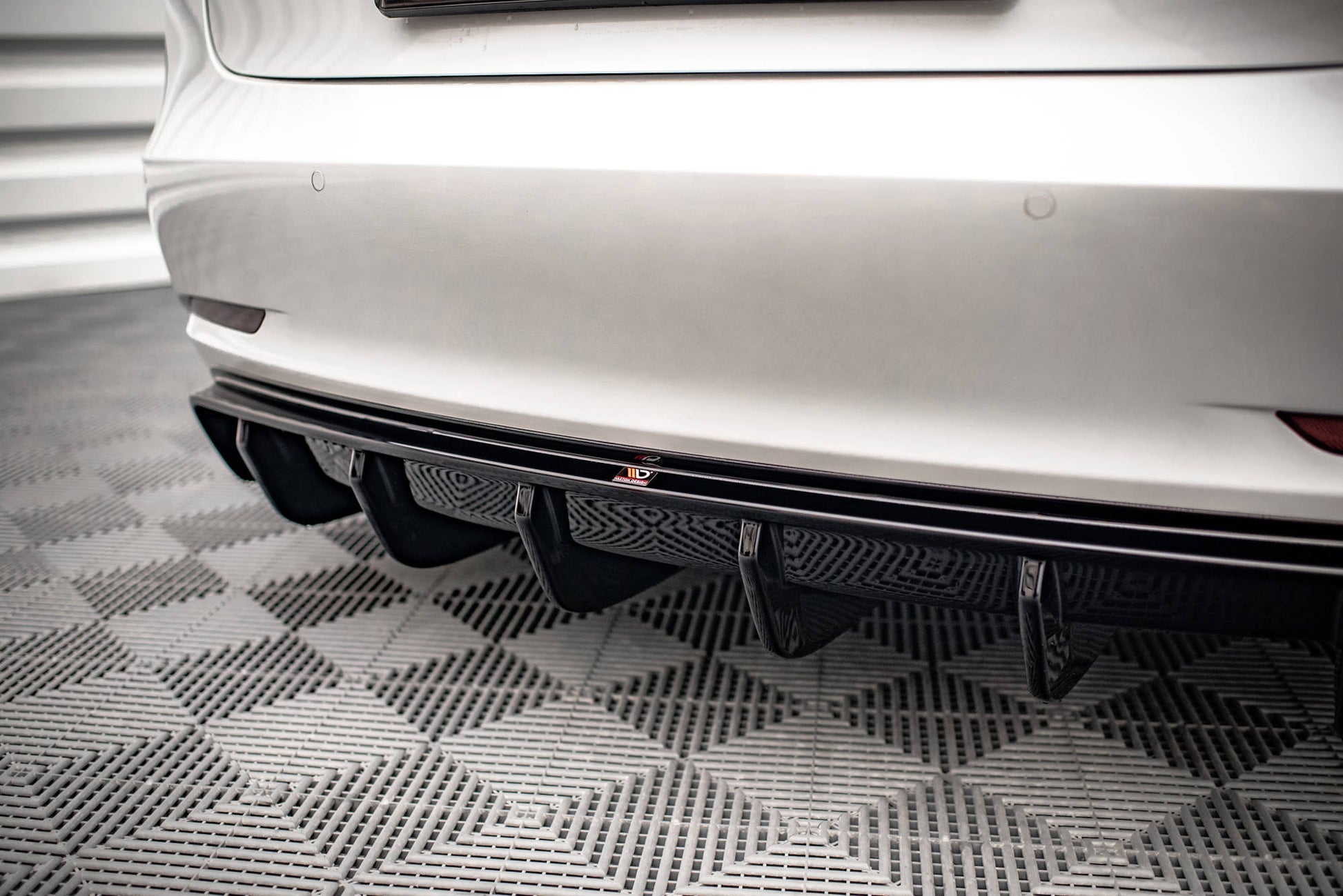 Diffusor Heck Ansatz V.2 für Tesla Model 3 schwarz Hochglanz