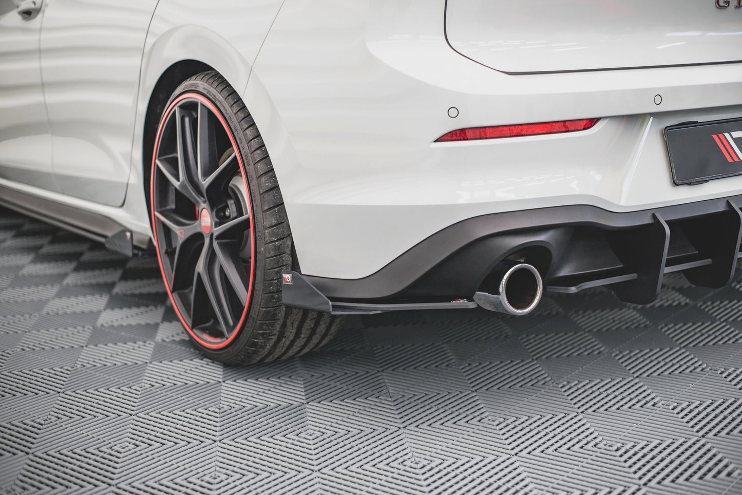 Hintere Seiten Flaps für Volkswagen Golf 8 GTI schwarz Hochglanz