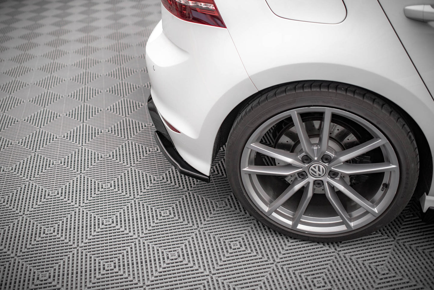 Heck Ansatz Flaps Diffusor V.4 für Volkswagen Golf R Mk7 schwarz Hochglanz