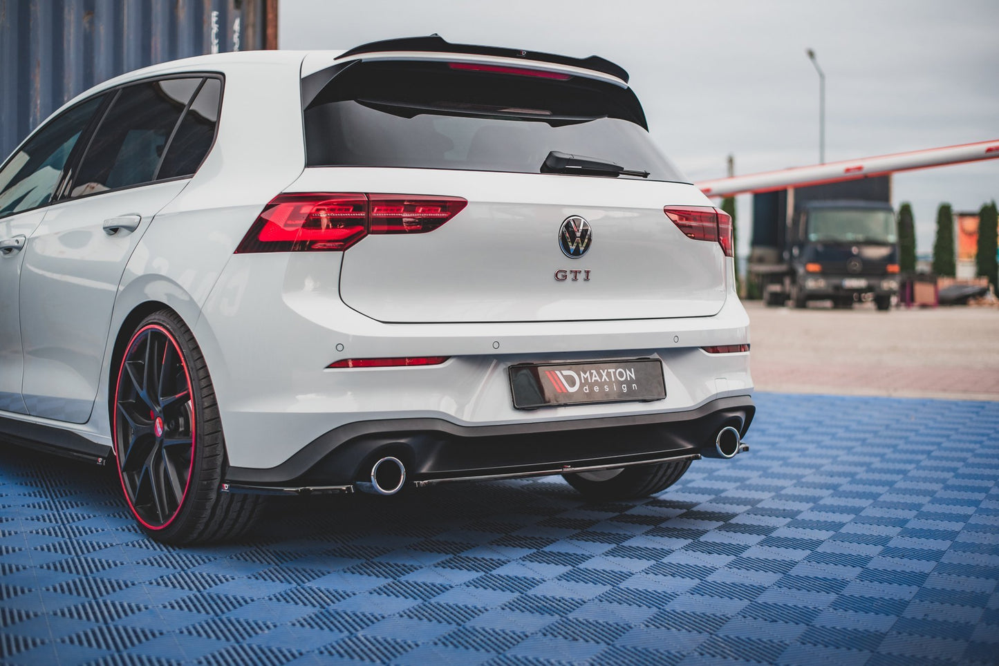Mittlerer Diffusor Heck Ansatz für Volkswagen Golf 8 GTI schwarz matt