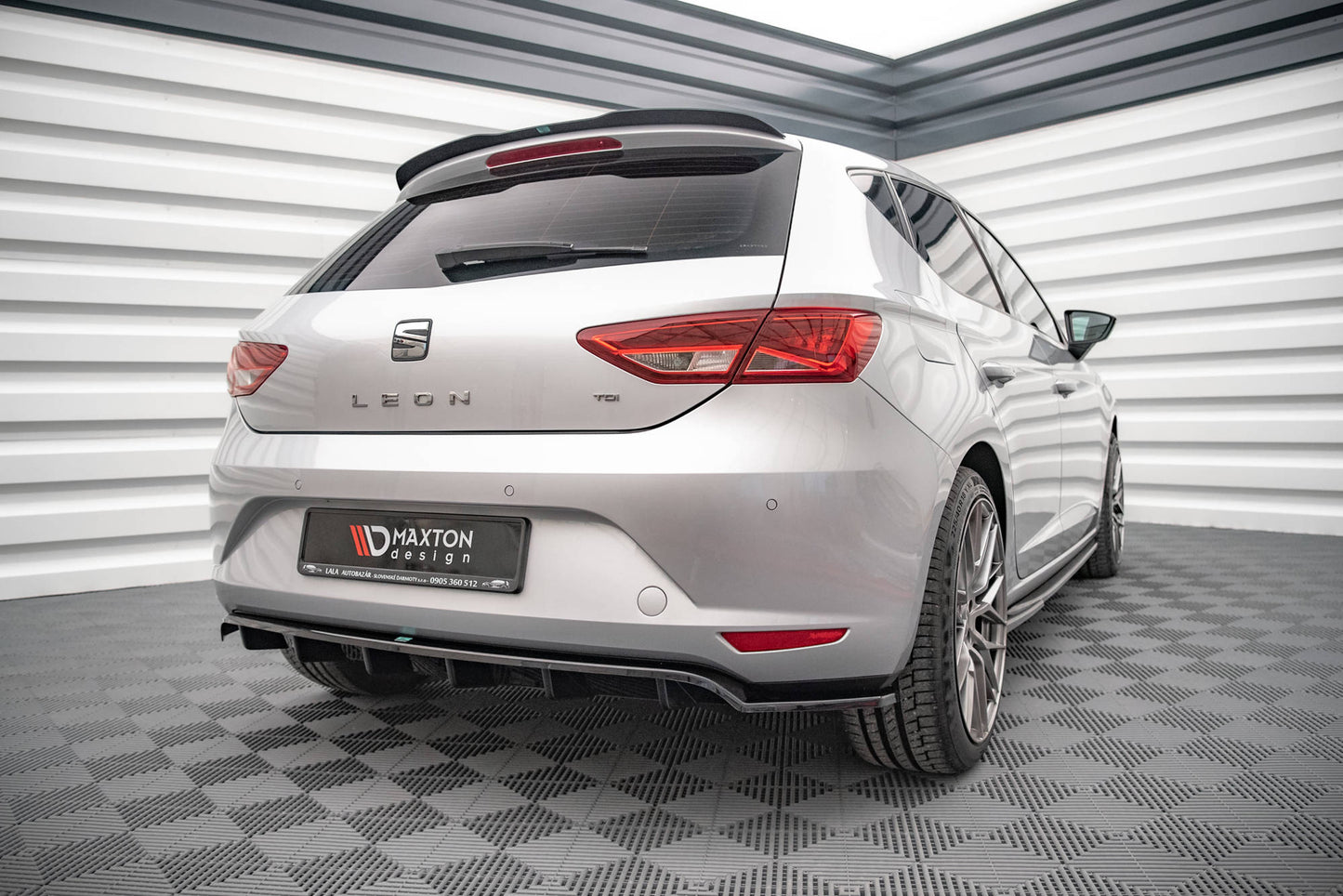 Mittlerer Diffusor Heck Ansatz DTM Look für Seat Leon Hatchback Mk3 schwarz Hochglanz