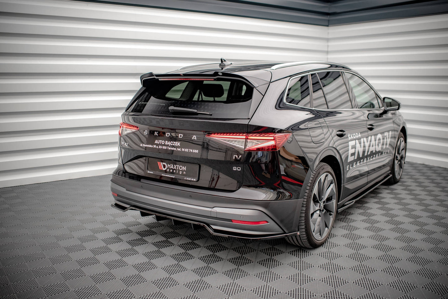 Mittlerer Diffusor Heck Ansatz DTM Look für Skoda Enyaq iV schwarz Hochglanz