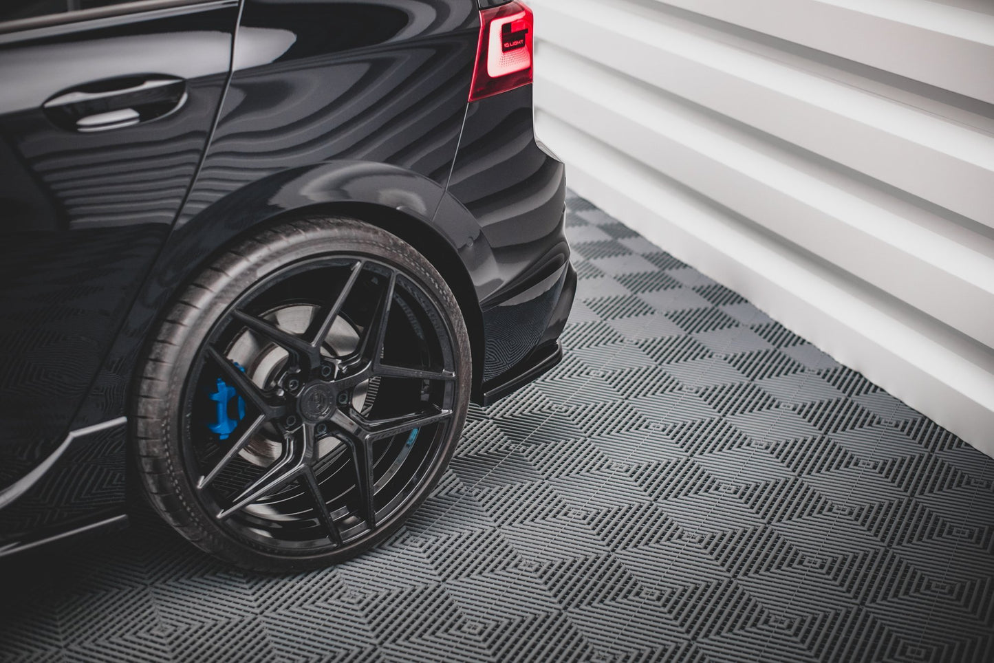Heck Ansatz Flaps Diffusor V.1 für Volkswagen Golf R Mk8 schwarz Hochglanz