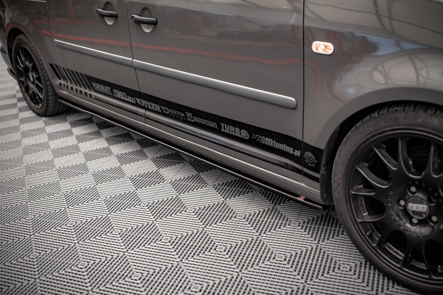 Seitenschweller Ansatz für Volkswagen Caddy Long Mk3 Facelift Carbon Look