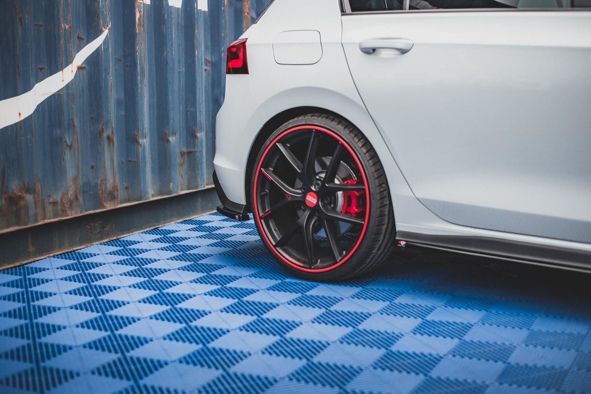 Heck Ansatz Flaps Diffusor für Volkswagen Golf 8 GTI schwarz Hochglanz