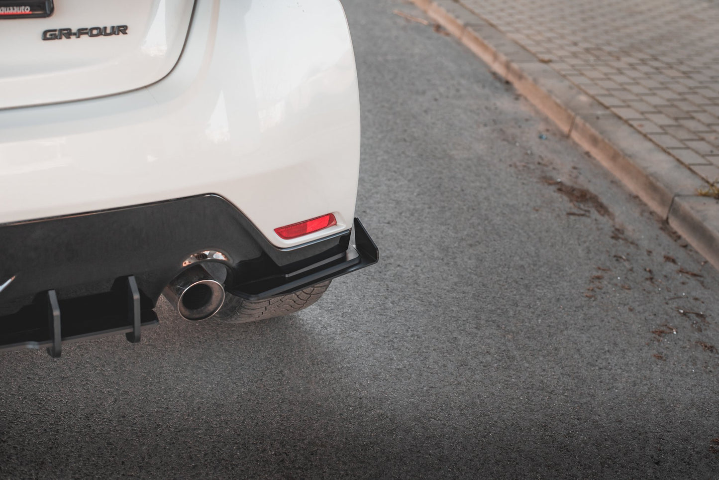 Hintere Seiten Flaps für Toyota GR Yaris Mk4 schwarz Hochglanz