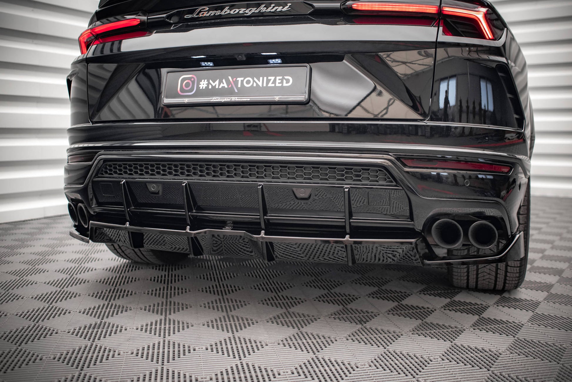 Mittlerer Diffusor Heck Ansatz DTM Look für Lamborghini Urus Mk1 schwarz Hochglanz