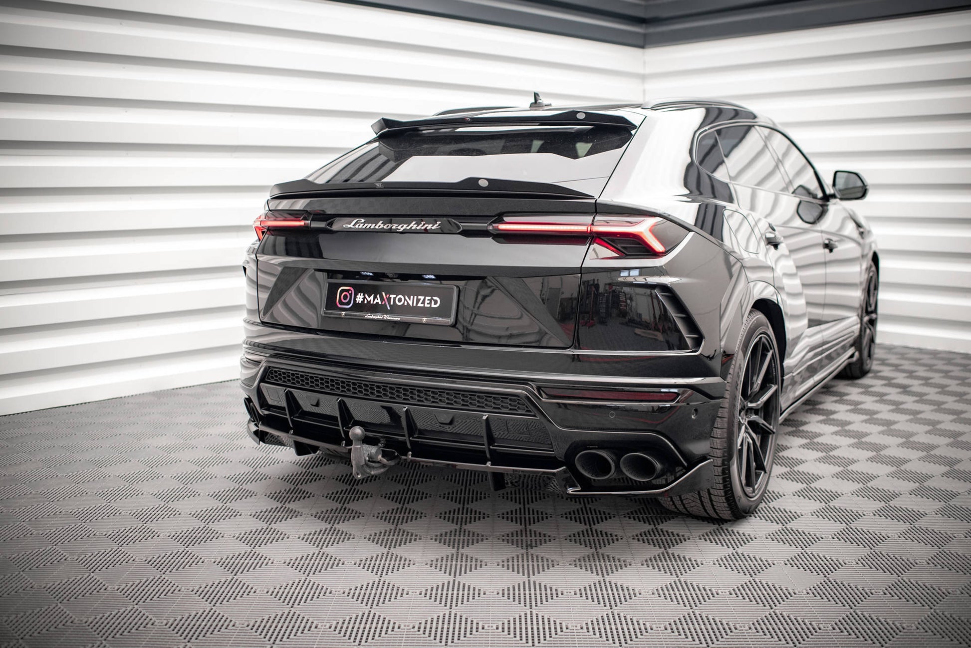 Mittlerer Diffusor Heck Ansatz DTM Look für Lamborghini Urus Mk1 schwarz Hochglanz
