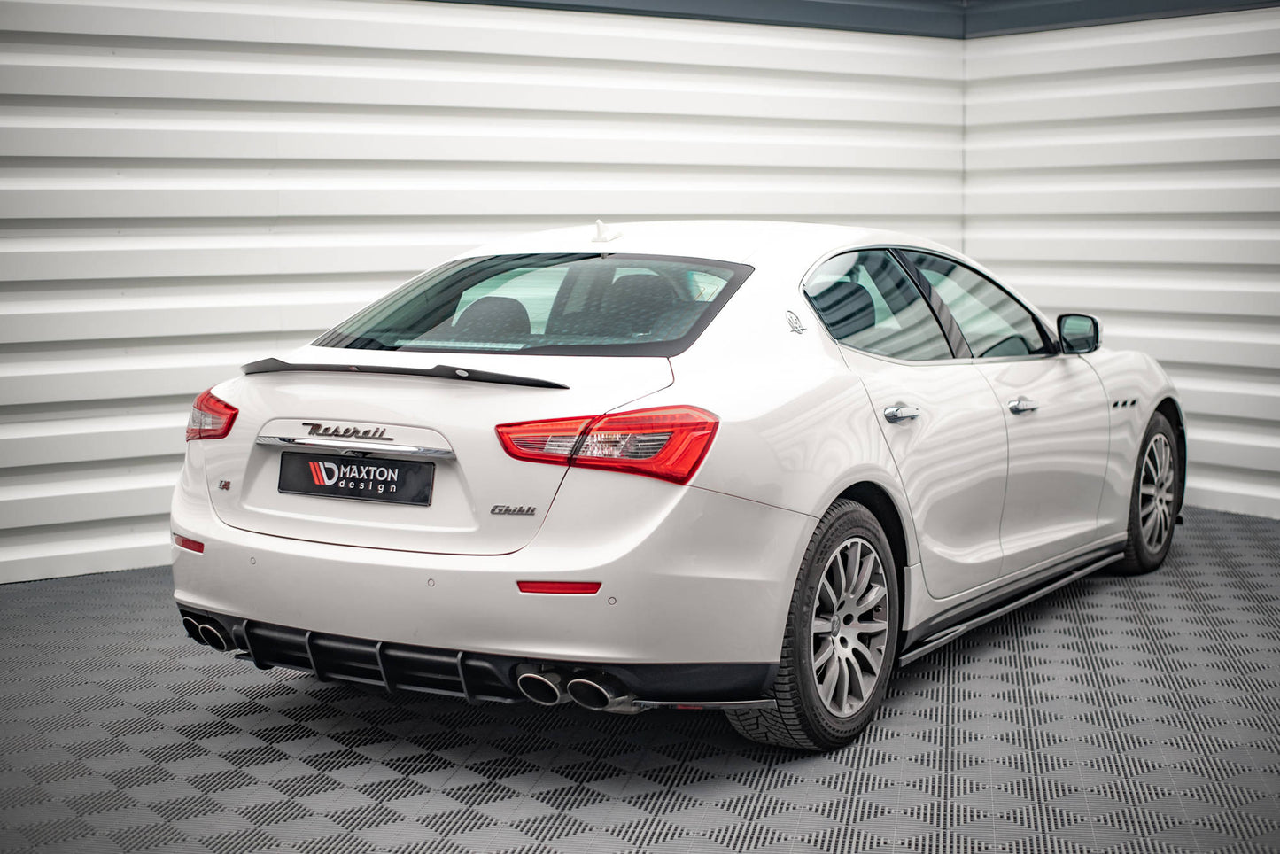 Heck Ansatz Flaps Diffusor für Maserati Ghibli Mk3 schwarz Hochglanz